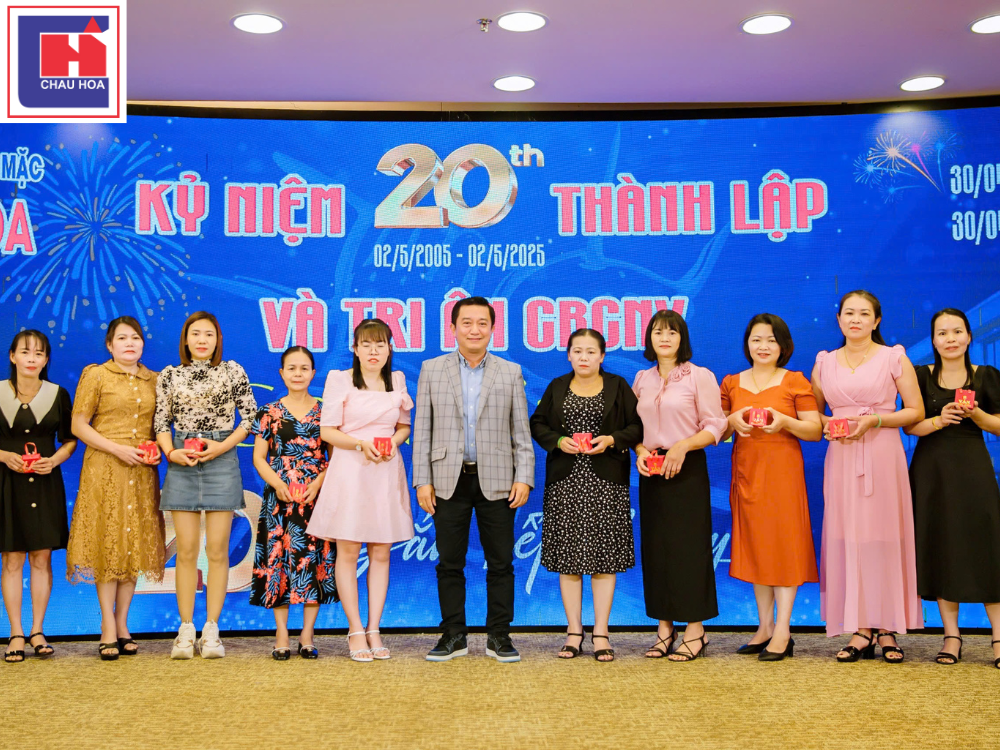 Anh Trần Đỗ Nghĩa, Chủ tịch HĐTV, Tổng Giám đốc công ty trao quà thưởng cho CBCNV có thời gian công tác trên 10 năm