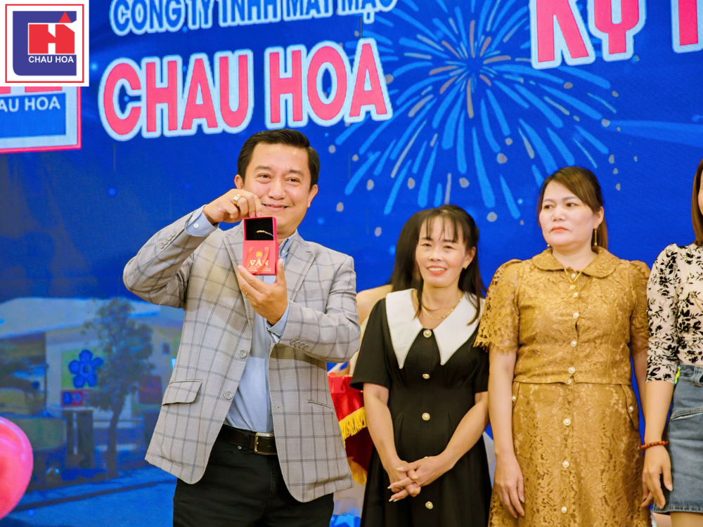 Anh Trần Đỗ Nghĩa, Chủ tịch HĐTV, Tổng Giám đốc công ty trao quà thưởng cho CBCNV