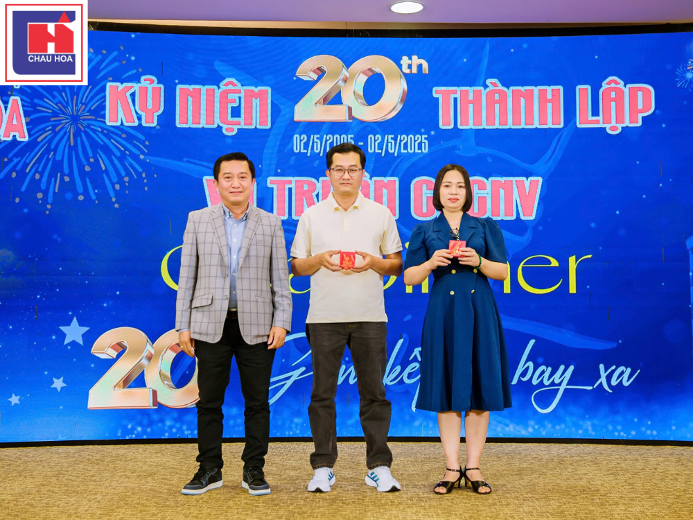 Anh Trần Đỗ Nghĩa-Chủ tịch HĐTV, Tổng Giám đốc công ty tao quà thưởng cho CBCNV có thời gian trên 15 năm