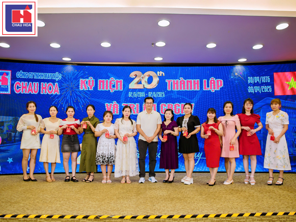 Anh Trần Đỗ Thiện, Giám đốc điều hành trao quà thưởng cho CBCNV có thời gian công tác trên 05 năm