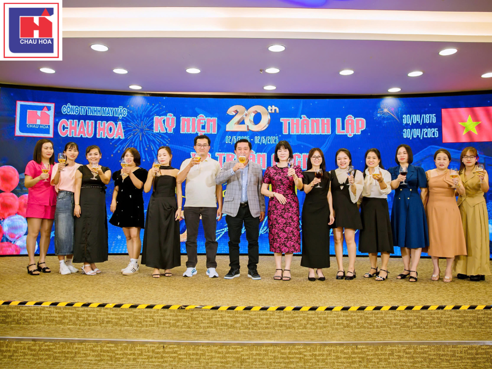 Ban lãnh đạo công ty cùng toàn thể cán bộ quản lý nâng ly chúc mừng
