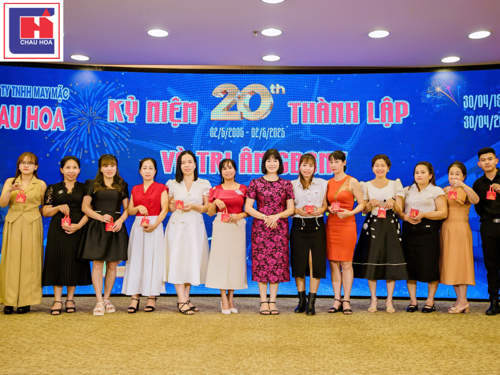 Chị Lê Thị Linh Giang, Trưởng phòng QA trao quà thưởng cho CBCNV có thời gian công tác trên 05 năm