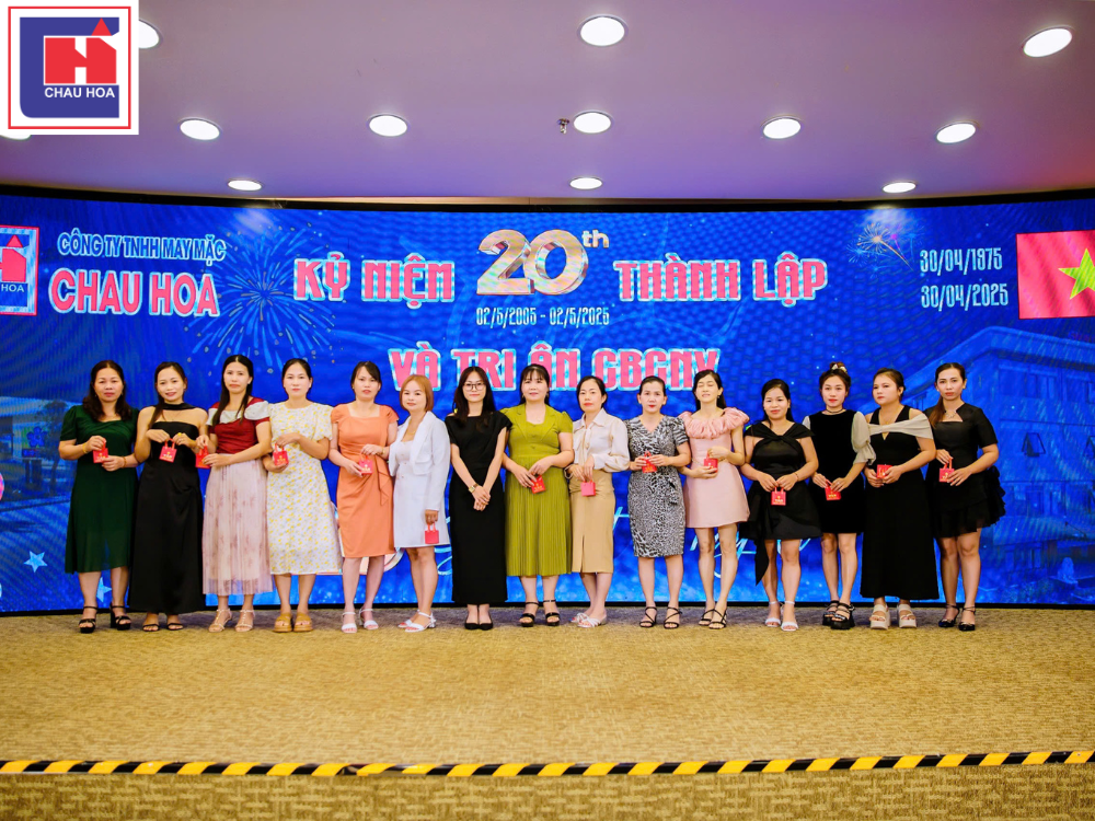 Chị Nguyễn Thị Bão Tuyết, phó phòng KTHC trao quà thưởng cho CBCNV có thời gian công tác trên 05 năm