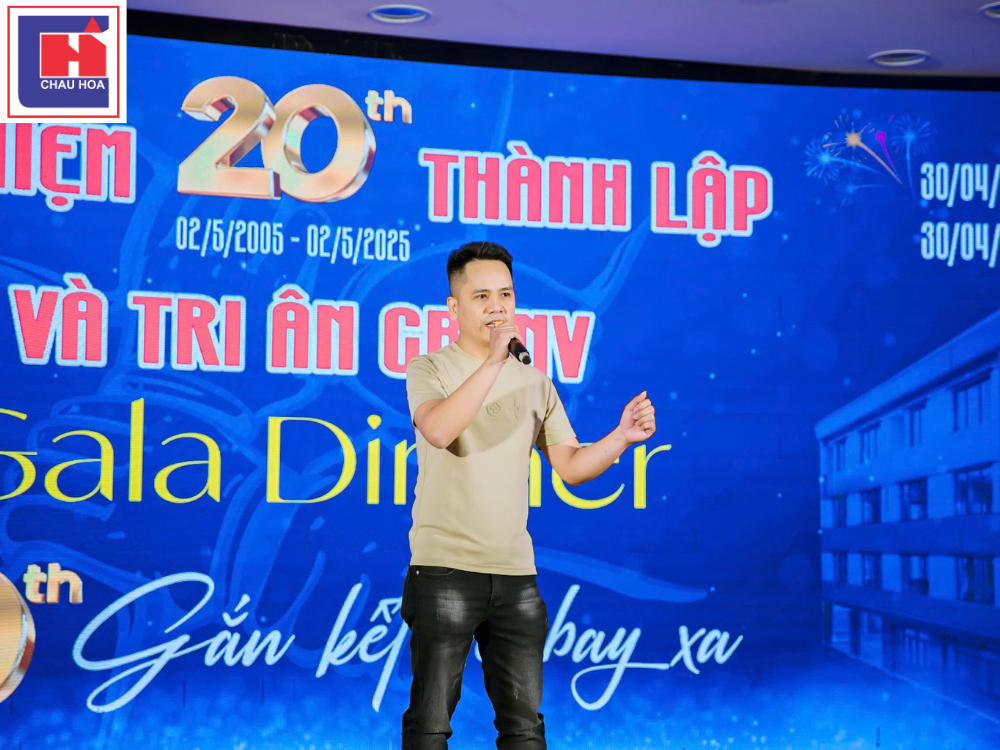 Tiết mục văn nghệ chào mừng. Đơn ca nam Tổ Quốc Gọi Tên Mình
