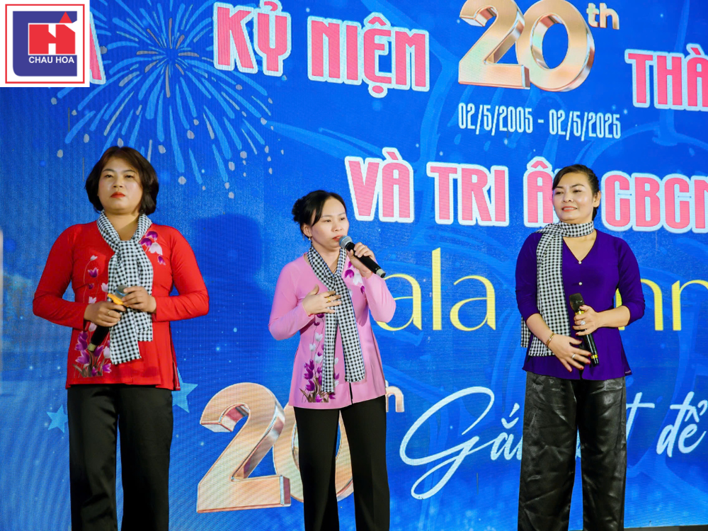 Tiết mục văn nghệ chào mừng. Tam ca nữ Cô Gái Sài Gòn Đi Tải Đạn